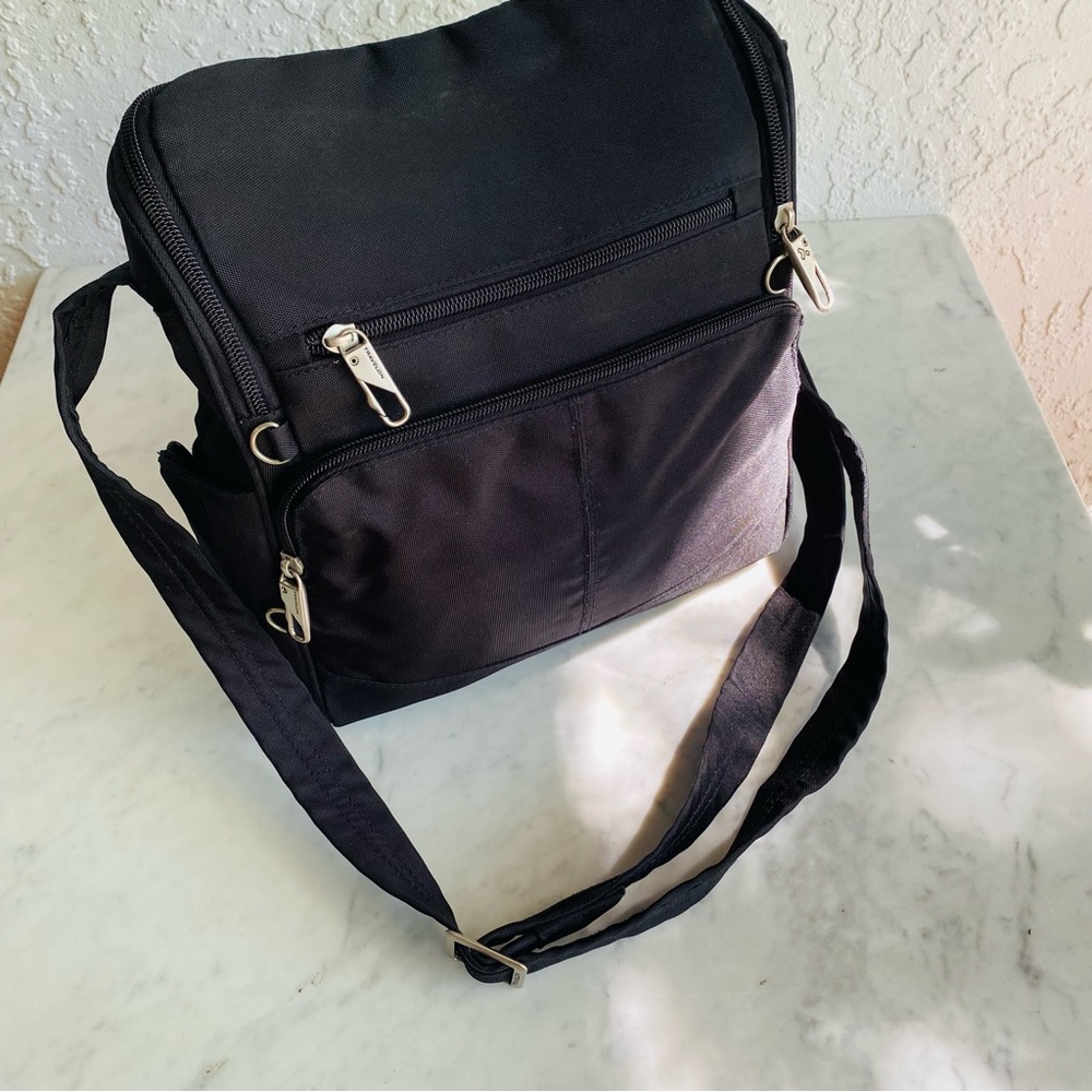Travelon Unisex black crossbody messenger bag